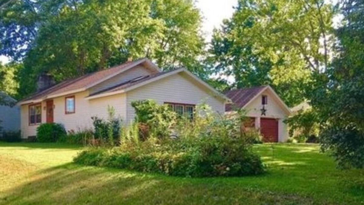 Edinboro Cottage | VINTAGE COTTAGE NEAR LAKE EDINBORO