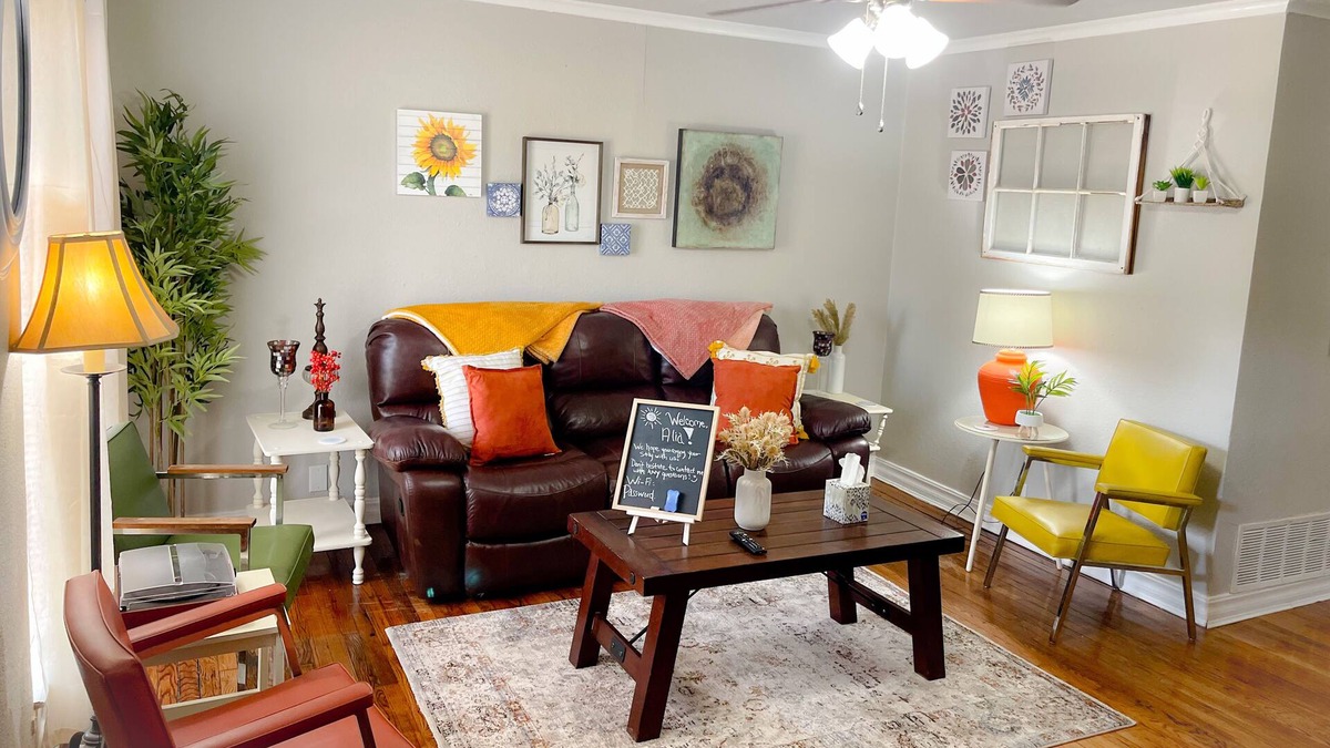 Wichita Falls House | Vintage Eclectic Home~ Central Location~Country Club ~ MSU~ Fire pit