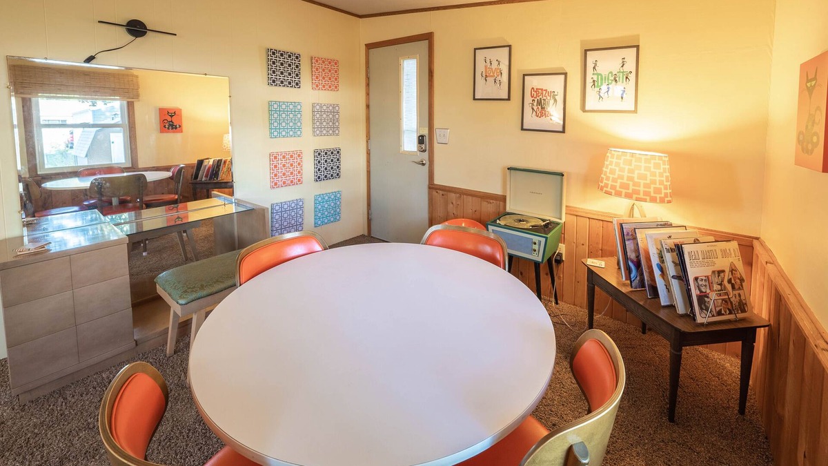 Sioux Falls House | Vintage Experience - Mid Century Retro Retreat- 2 Bedroom in Central Sioux Falls