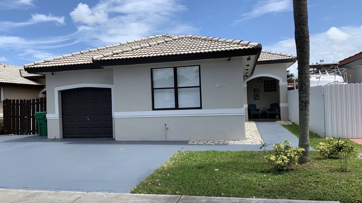 Ludlam House | Vintage Famlily getaway in safe and friendly family oriented neighborhood.