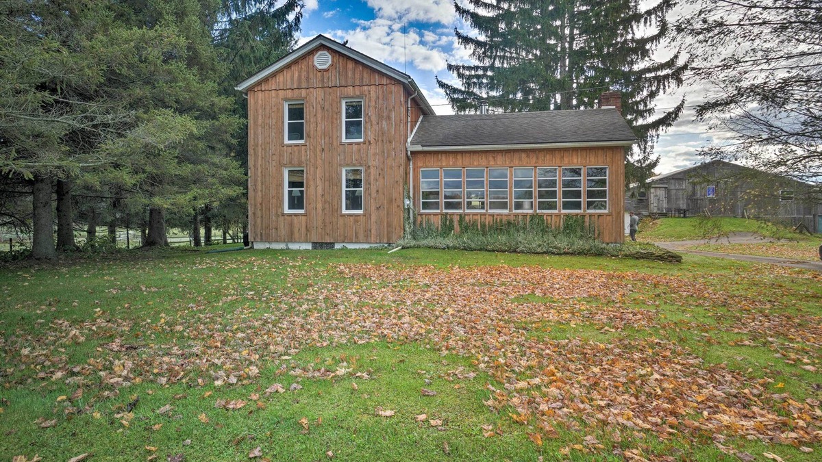 Cambridge Springs House | Vintage Farmhouse ~ 2 1/2 Mi to Mount Pleasant Ski