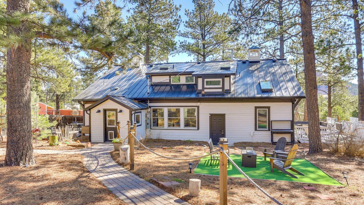 Larkspur House | Vintage Farmhouse w/Hot Tub in Larkspur