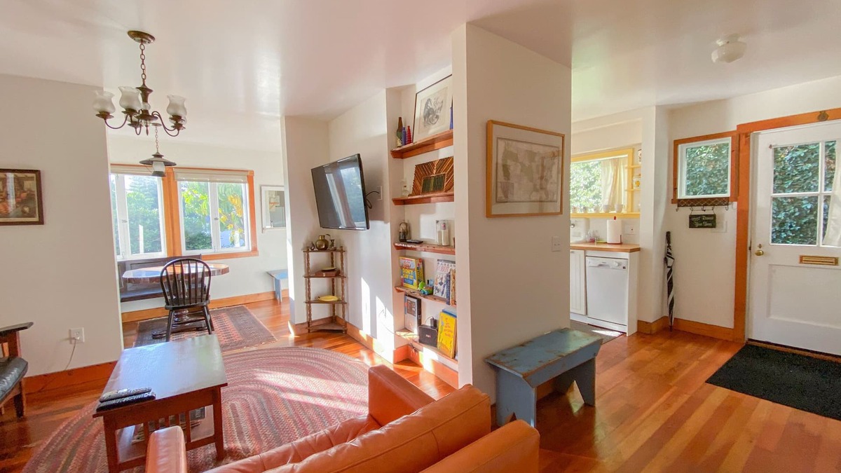 Silver Lake Apartment | Vintage-Inspired Sunset Junction 2+1 [30 Night Minimum]