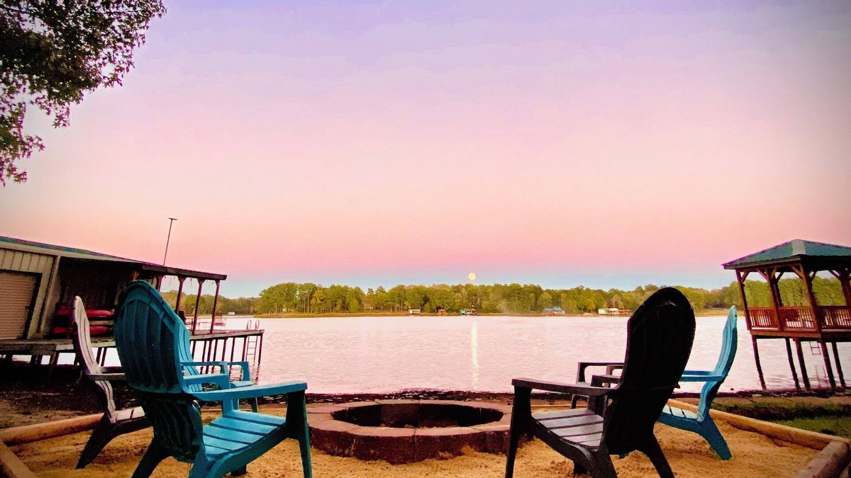 Hawkins Cottage | Vintage Lakefront Cottage, Private Dock, Infinity Beach Pit, 2 Kayaks!