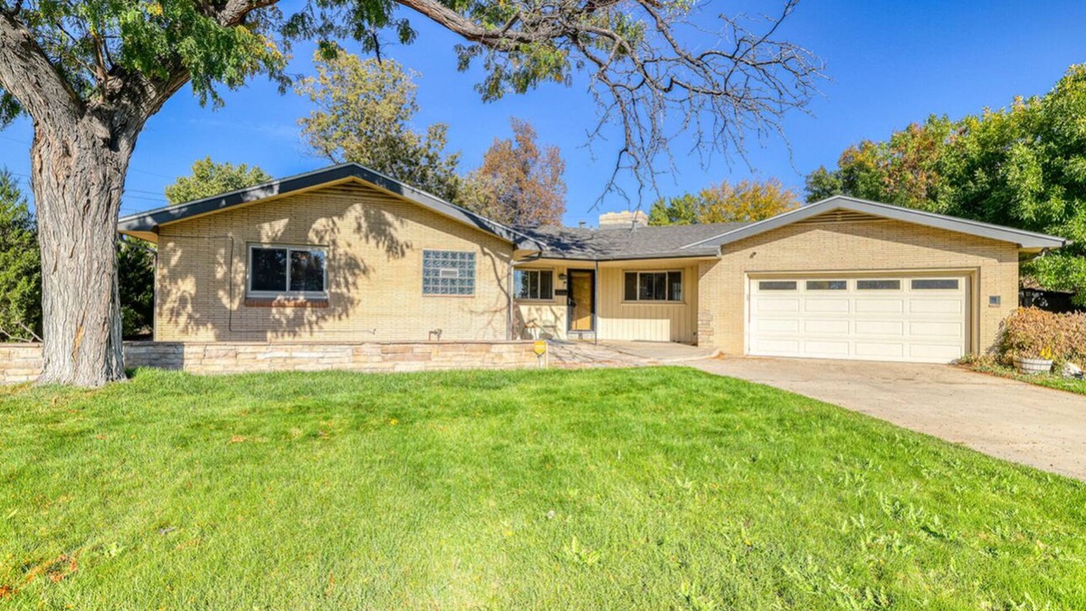 Bel Aire House | Vintage Luxury W/Spa, Huge Yard Near Red Rocks and City