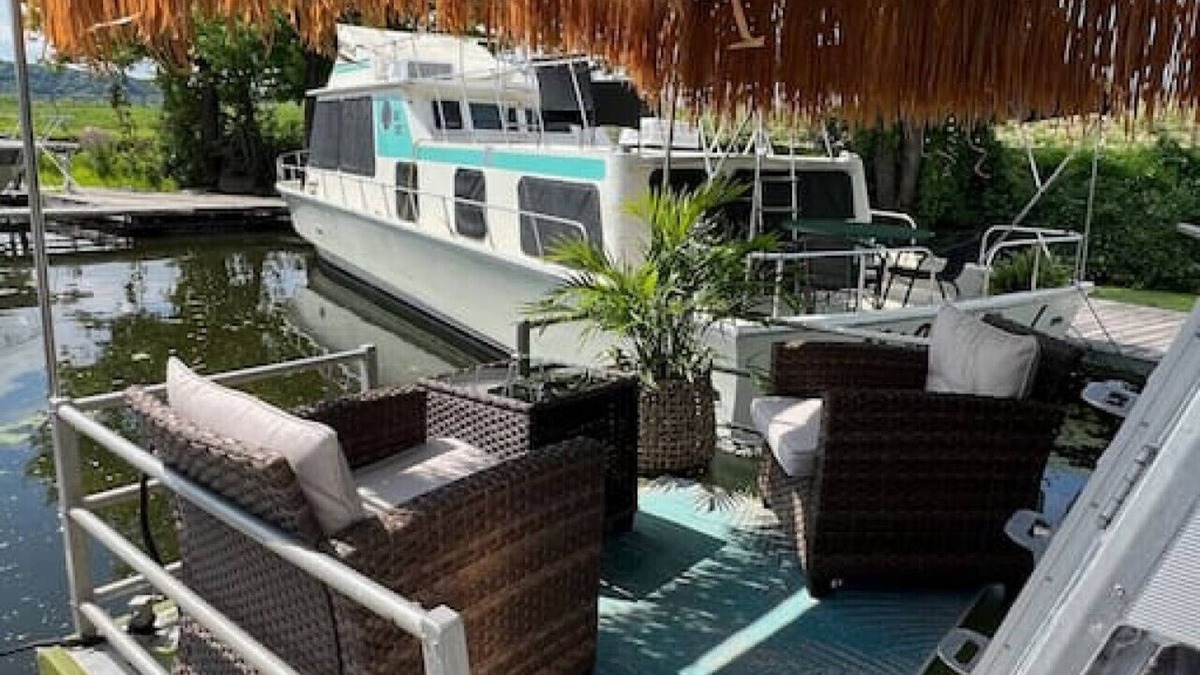 Sabula Boat Rental | Vintage "Minnow for 2" Houseboat