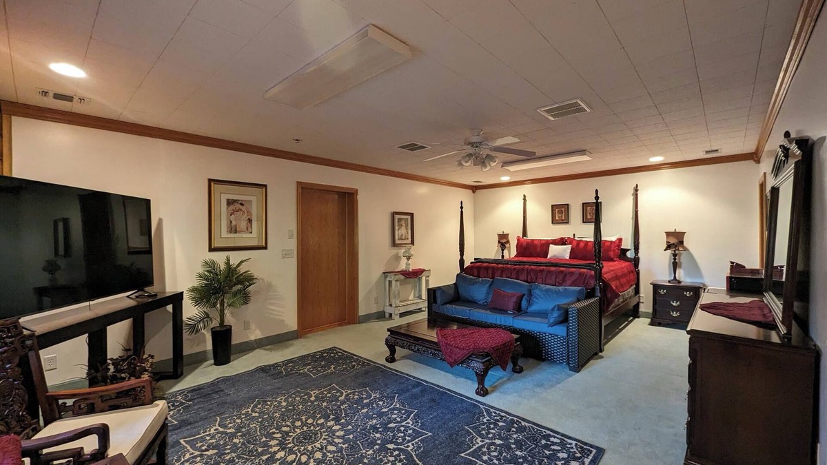 Hot Springs Cabin | Vintage Presidential Suite - Room 203