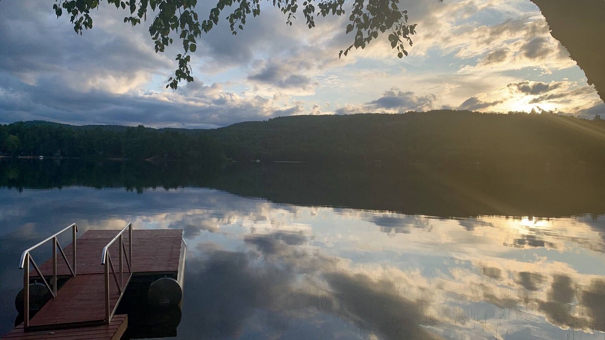 Livermore Cottage | Vintage Rustic Cottage on Brettun’s Pond, boat accessible, PET FRIENDLY!