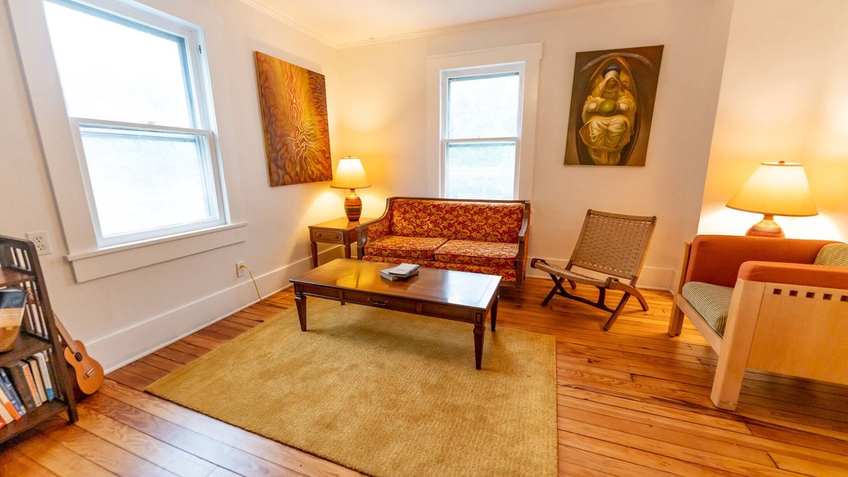 Lee's Summit Apartment | Vintage Space! 60 Seconds from Downtown Lee Summit