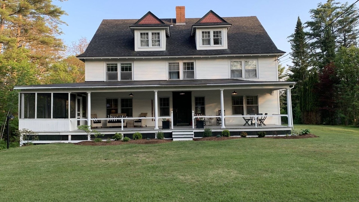 Hebron House | Vintage Victorian Farmhouse Sleeps 10+