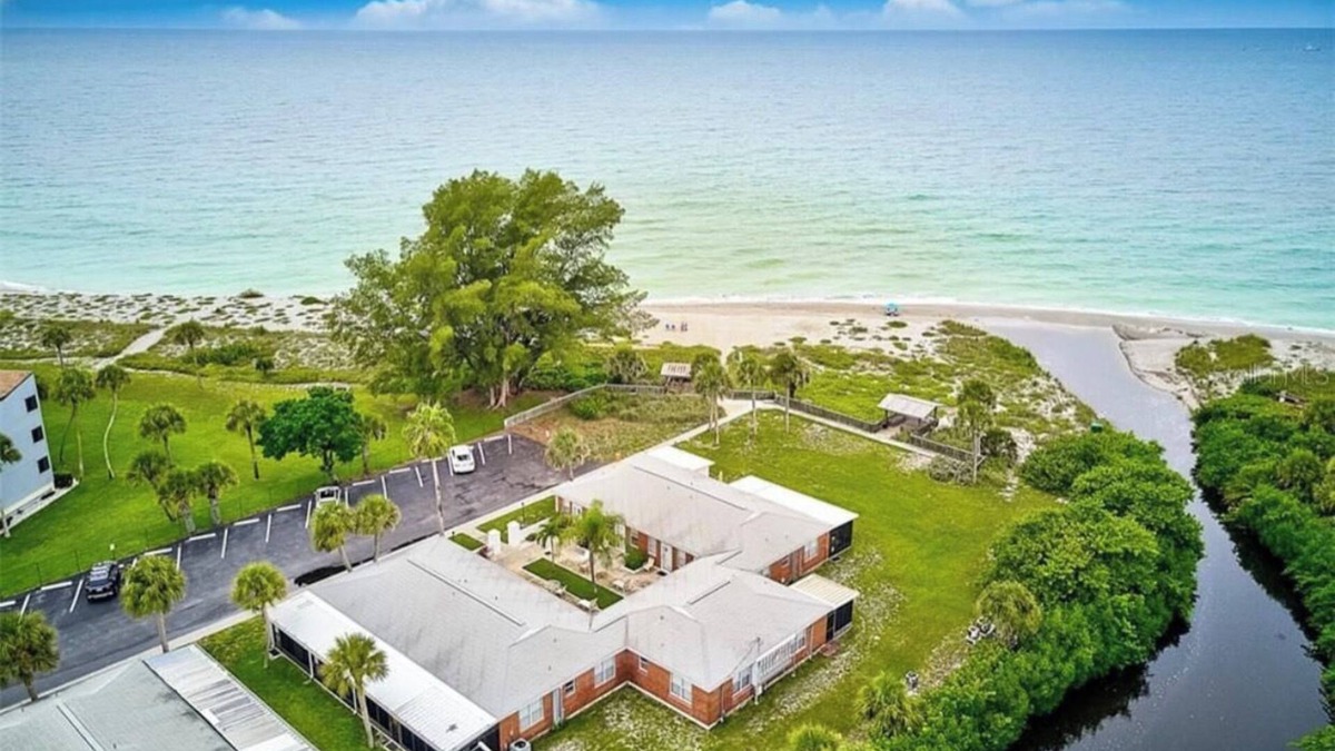 Golden Beach Villa | Vintage Villa, Thirty-Five