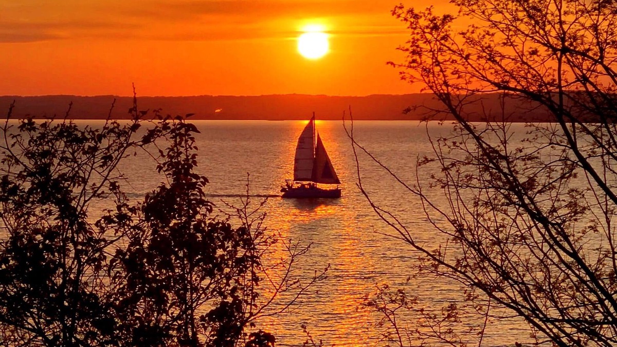 Red Point Cottage | Vintage Waterfront Cottage with Stunning Sunsets