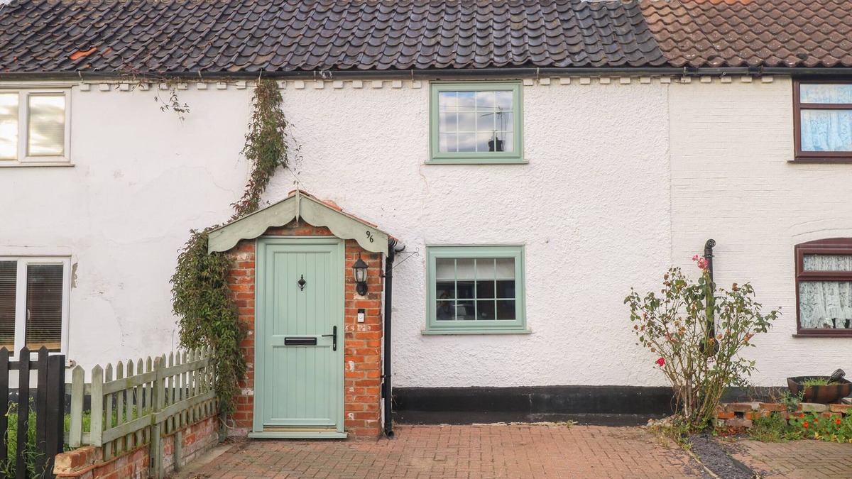 Freethorpe House | VINTNER'S COTTAGE, pet friendly, character holiday cottage in Reedham