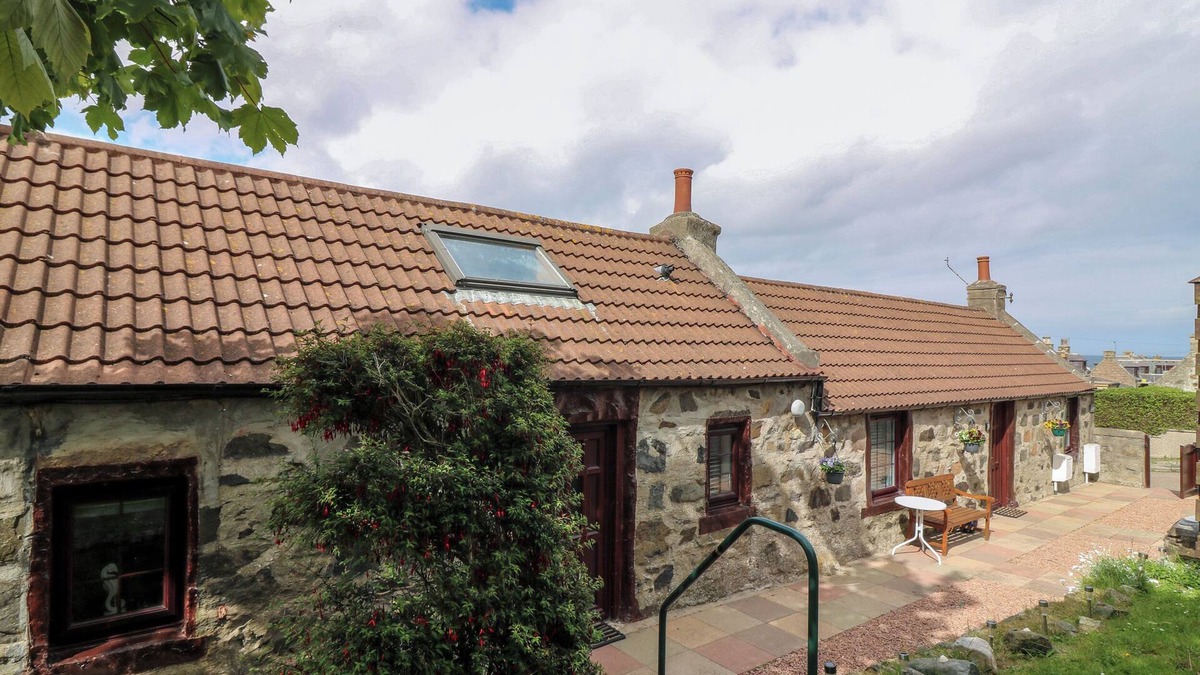 St Combs Cottage | VIOLA COTTAGE, pet friendly, character holiday cottage in Fraserburgh