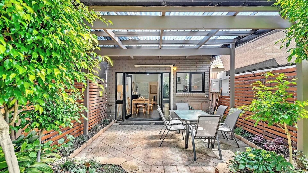 Parkside Cottage | Violet Cottage An Idyllic Urban Oasis for Two