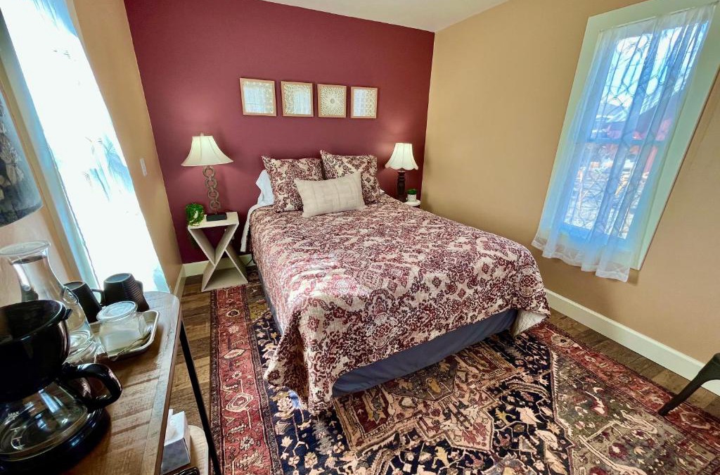 Lazear House | Violet Cottage at Zenzen Gardens