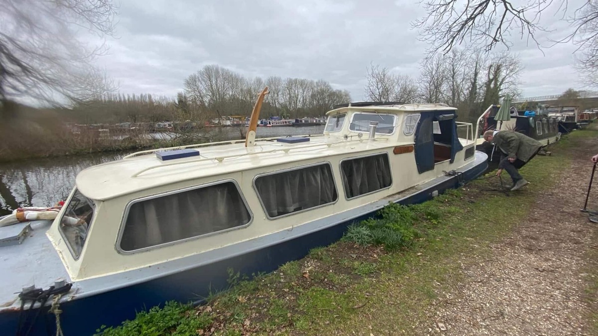Woking Boat Rental | Vios. Historic Dutch Barge. River Ŵey. Surrey. UK