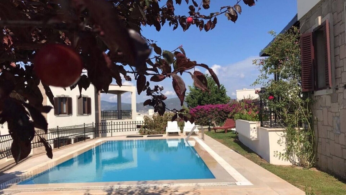 Bodrum City Center Villa | VIP luxury 4 bedroom holiday villa with private pool and garden.