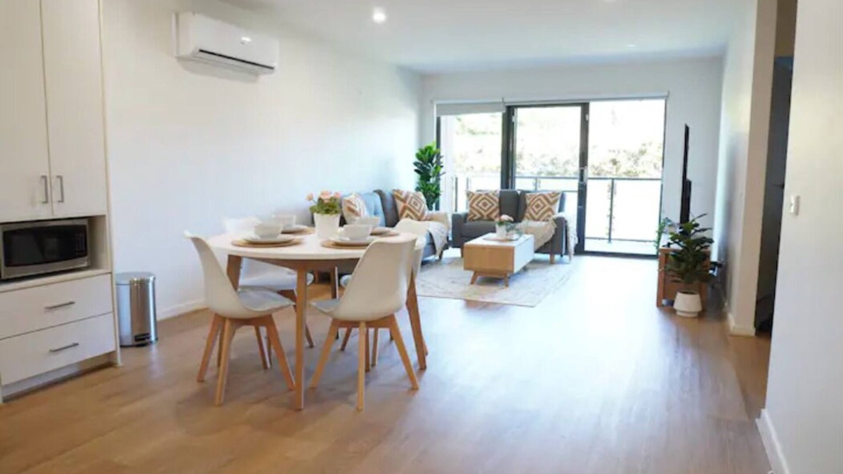 Glen Waverley Apartment | ViQi Apartment 2 min from centre with premium Netflix & prime Amazon,75 inch Tv