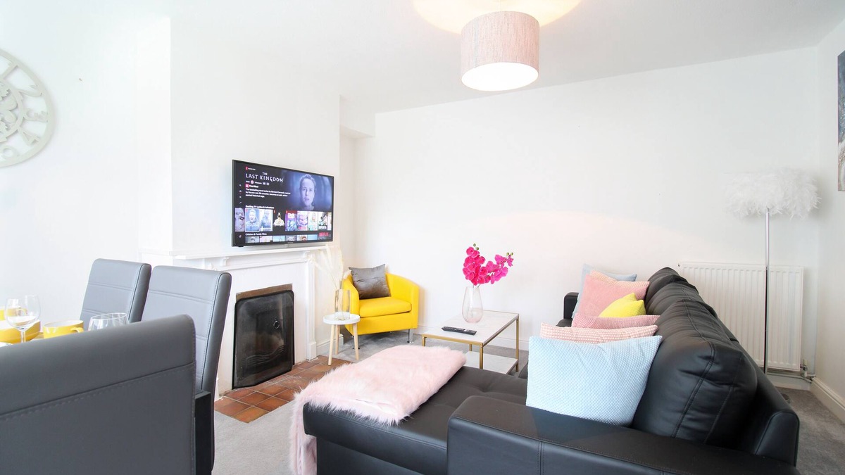 Aylesbury House | Virexxa Aylesbury Centre - Deluxe Suite - 3Bed House with Free Parking