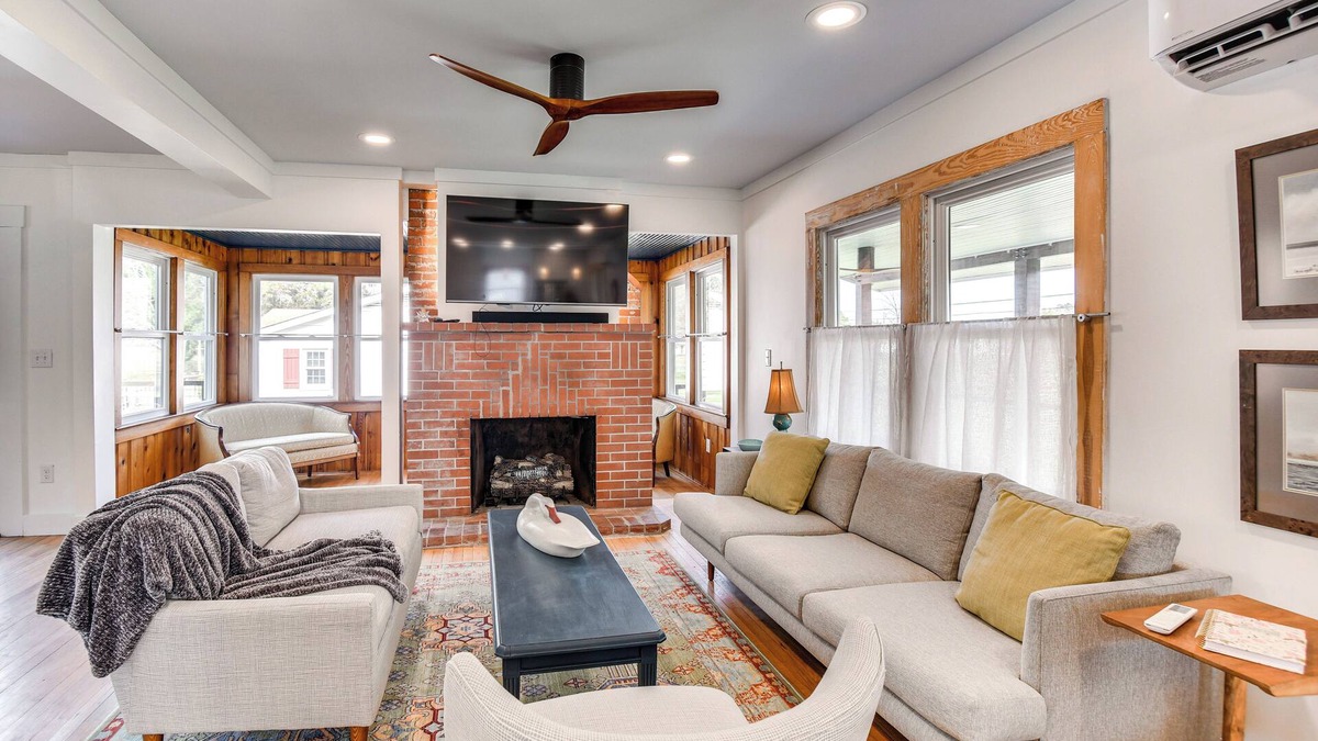 Wachapreague House | Virginia Retreat w/Porch & Grill, Near Beaches!