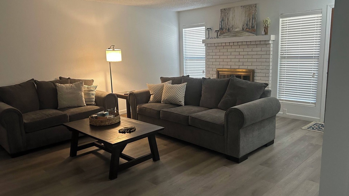 Visalia Condo | Visalia, cozy, clean condo ! Short drive to SEQUOIA NP & downtown.Pets welcome!