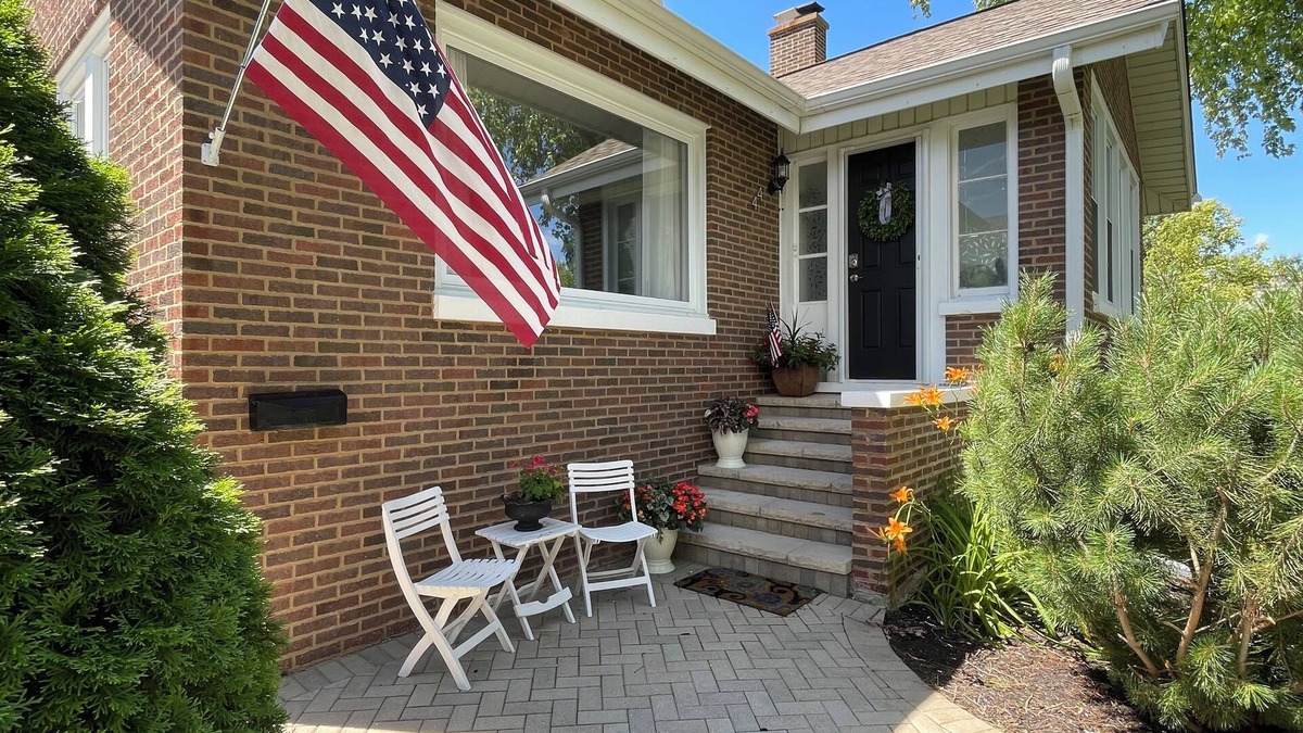 Forestview House | Visit Chicago stay in quiet suburb. Tranquil 2-bedroom house in Lombard.