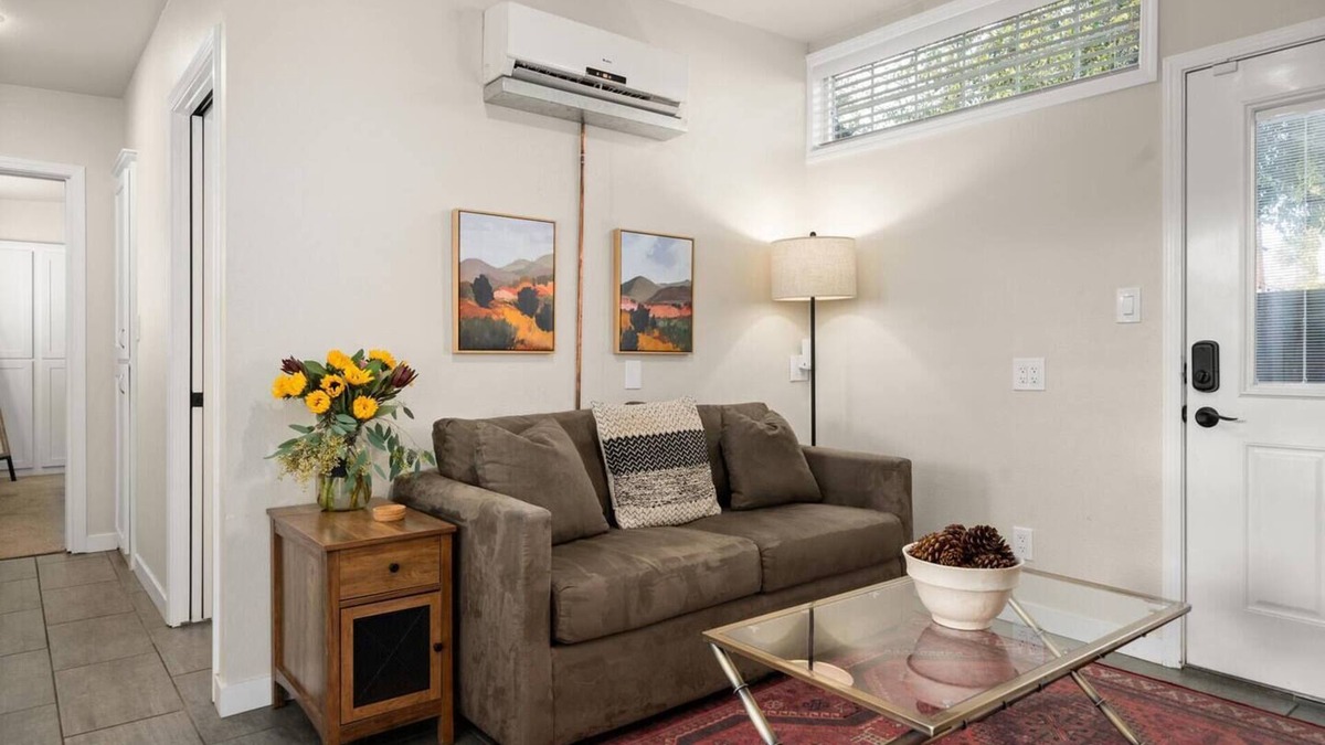 Chico House | Visit our bright, spacious and clean centrally located one bedroom!