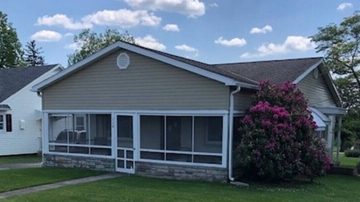 McKnightstown House | Visit our charming cottage this Spring. Enjoy the blooming flowers and scenery.