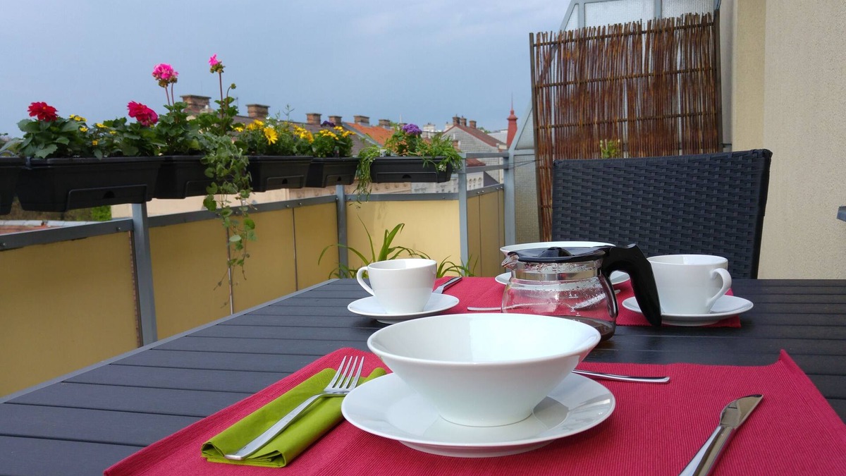 Penzing Apartment | Visit Vienna - Bright Roof Terrace Apartment