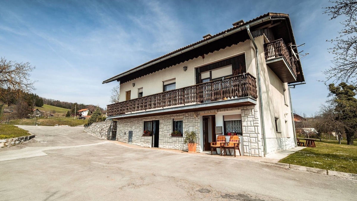 Ivancna Gorica Apartment | Visnja Gora Meadow Hideaway with Terrace - Classic One Bedroom Apartment with Terrace