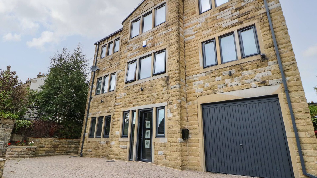 Meltham House | VISTA TASSO, pet friendly, with hot tub in Meltham