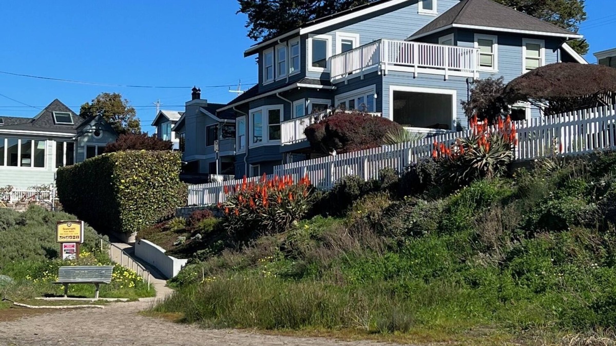 Seabright House | Vistamar on Seabright beach! Remodeled kitchen, hot tub, views, decks.