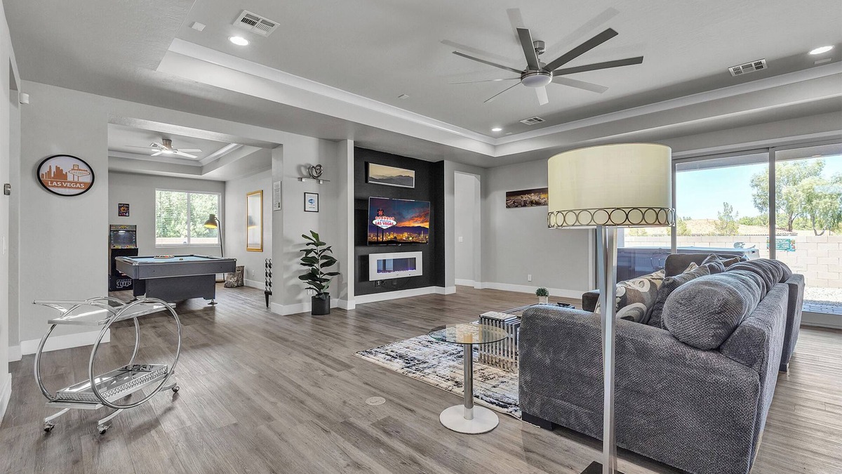 Las Vegas House | Viva Oasis: Modern Comfort Near the Strip