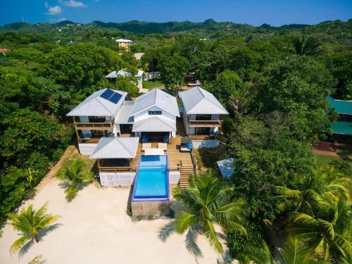 Gibson Bight House | Vivaro Roatan Beachfront