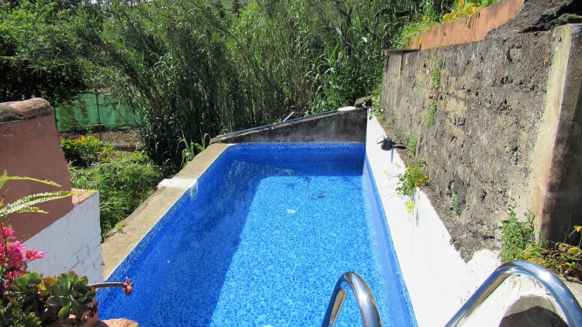 La Solana Cottage | Vivelorural: Alpendre de Ayala, piscina y jardín