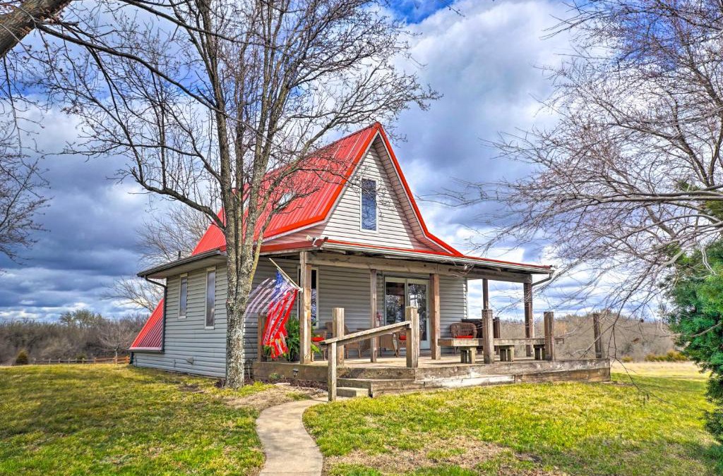 Towanda House | Vivid Cedar Ridge Cabin about 23 Miles to Wichita!