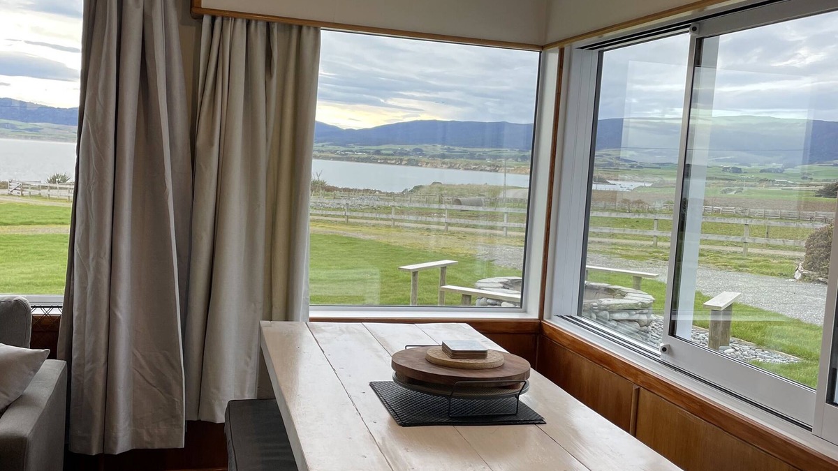 Pahia House | VOGELS BACH- Monkey Island orepuki Spectacular ocean views