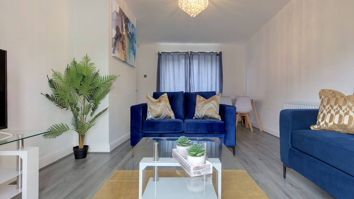 Huyton House | Voguish 3BR Home in Huyton