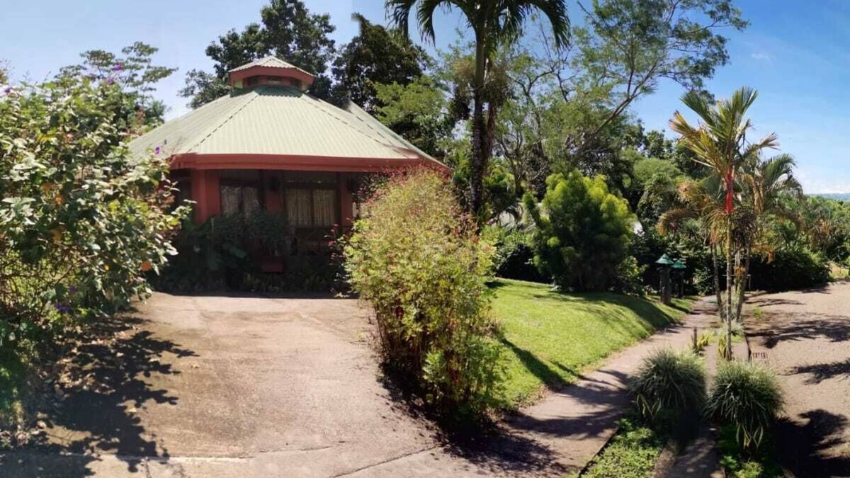 Tilaran Villa | VolCasa with lake view and pool. Bird watcher's haven.