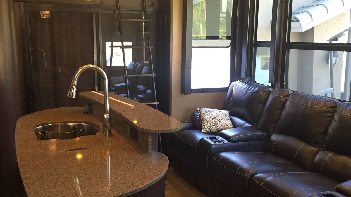 San Diego Country Estates House | Voltage 5th wheel Coach "Condo on wheels"