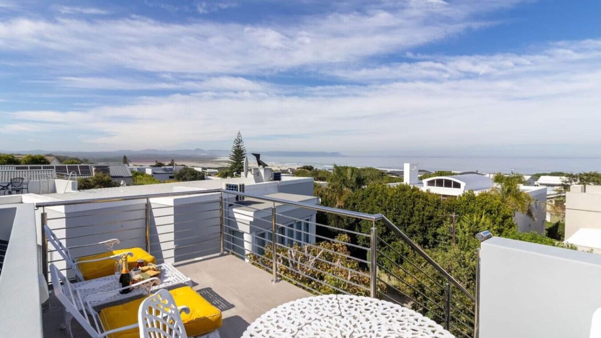 Sandbaai House | Vonkelwyn | Bright and Breezy by Grotto Beach