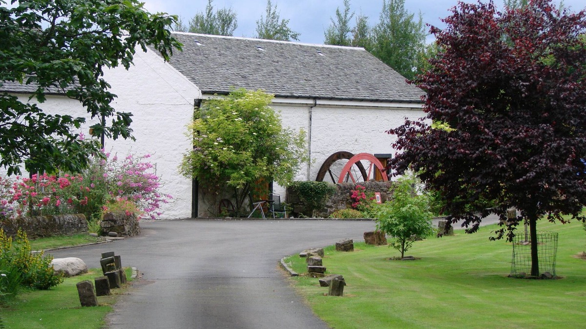 Alexandria Cottage | Vorlich Cottage - peaceful relaxing cottage for 4 beside stunning Loch Lomond