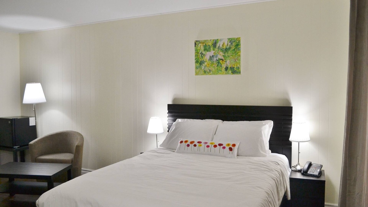 Listowel Hotel | VOW MOTEL LISTOWEL ON