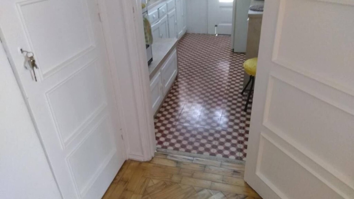 Alto do Pina House | Voyage 63-3D, 3 bedrooms a small living room a kitchen 1 bathroom
