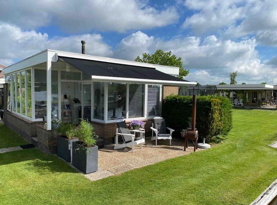 Nieuwkoop House | Vrijstaand vakantiehuisje aan het water