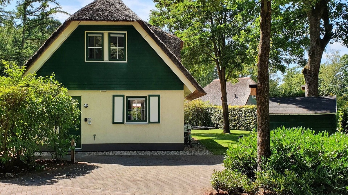 Heeten House | Vrijstaande Rietgedekte 4-persoons Vakantie Villa met Grote Prive Tuin