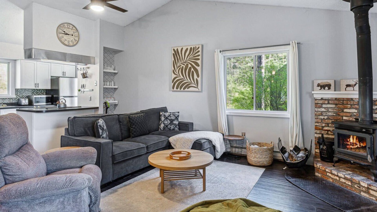 Quechee Condo | VT-Style Saltbox Designed Condo | Mill Run 5E