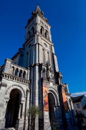 Lourdes Apartment | VUE DE REVE CHAMBRE dans APPARTEMENT DE STANDING - vous faites le ménage-Very good prices but you have to cle-an th-e flat