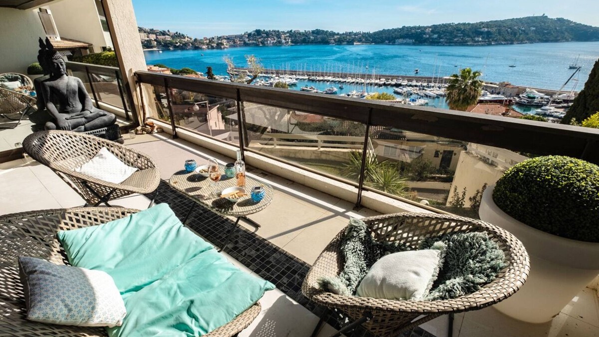 Villefranche-sur-Mer Condo | Vue du Cap: magnificent 2-bedroom apartment with sea and pool views